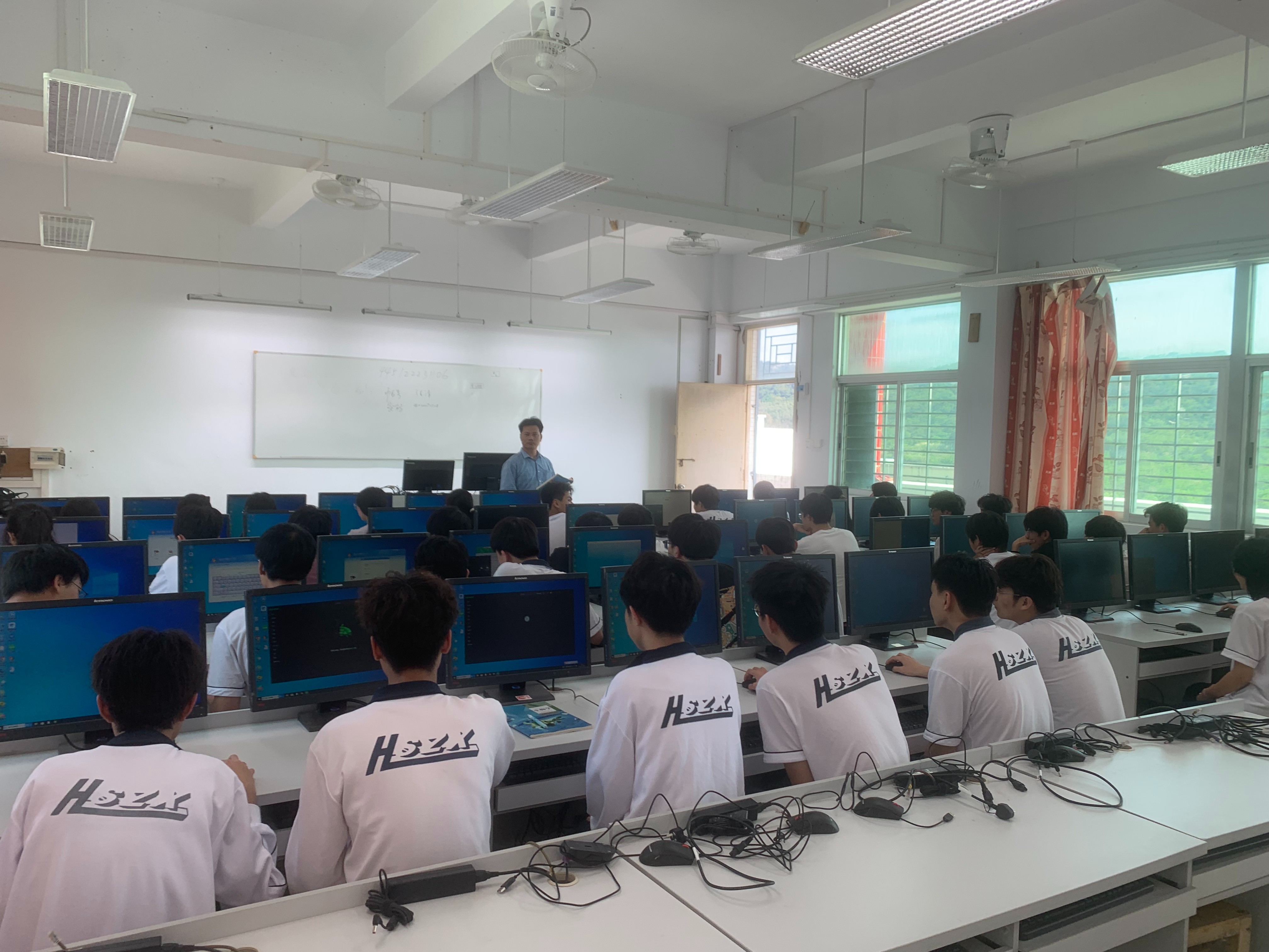 第二百零五至二百零六期“綠色愛心電腦教室”標(biāo)準(zhǔn)電腦41套（ 廣州市歐派公益基金會(huì)）